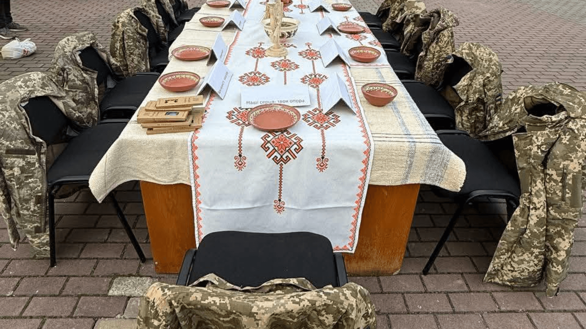Szenteste: egy vacsora, ahol nincsenek ott
